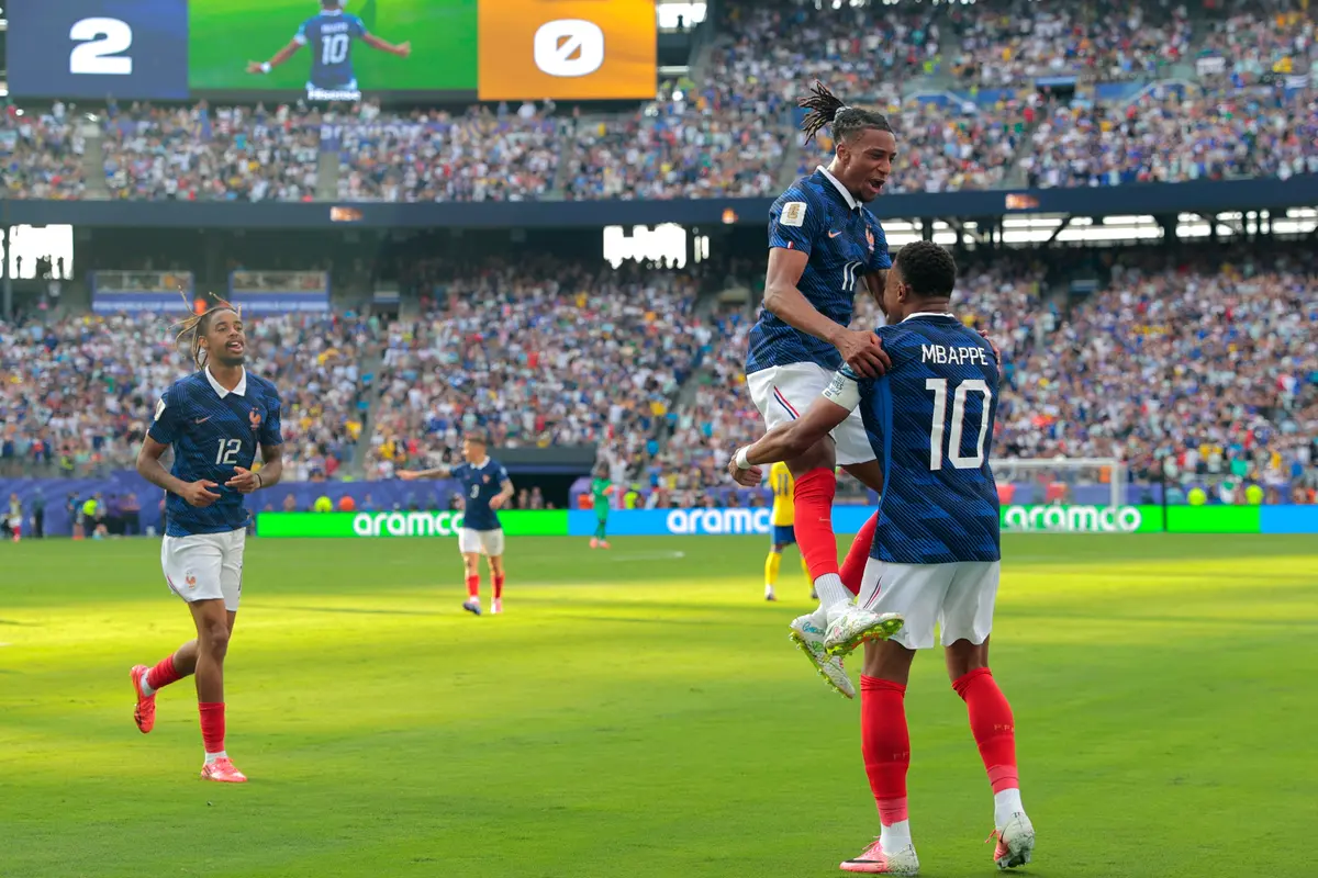 Pemain Prancis Kylian Mbappe (10) merayakan gol bersama Michael Olise (11)