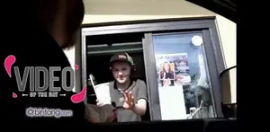 Pria ini mencoba iseng kepada cewe penjual makanan dan minuman ini. Lihat apa yang terjadi!