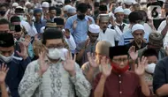 Umat muslim saat menunaikan sholat Idul Fitri 1443 Hijriah di kawasan Jatinegara, Jakarta Timur, Senin (2/5/2022). Setelah sempat ditiadakan selama dua tahun akibat pandemi Covid-19, Simpang Jatinegara kembali digunakan warga untuk menggelar salat Idul Fitri. (merdeka.com/Iqbal S. Nugroho)