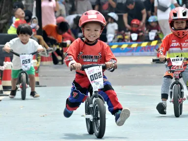 Pembalap balita mengikuti kejuaraan sepeda kategori Push Bike dalam BMX Bearco Fest 2019 di Jakarta International BMX Track, Minggu (25/8/2019). Kejuaraan yang pesertanya menggunakan sepeda keseimbangan tersebut diikuti 105 anak dari berbagai daerah. (merdeka.com/Iqbal Nugroho)