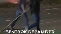 Aksi demonstrasi 27 Agustus di depan Gedung DPR RI, Jakarta Pusat, berujung bentrokan setelah polisi membubarkan massa. Massa yang mundur ke arah Slipi disebut kembali melakukan perlawanan dengan melempari petugas menggunakan batu hingga polisi menembakkan gas air mata.
