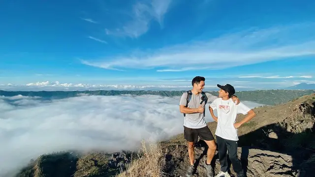 7 Momen Nana Mirdad dan Andrew White Liburan di Gunung Batur, Mendaki Bareng Anak