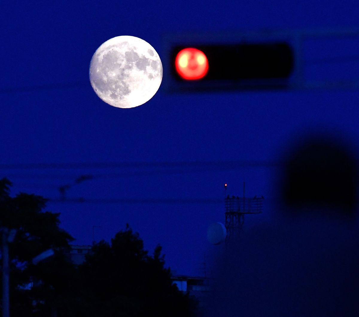 Selama fenomena Supermoon, jarak Bulan dengan Bumi hanya 361.934 kilometer.

Jarak itu lebih dekat jika  dibandingkan dengan jarak rata-rata sekitar 382.900 km.