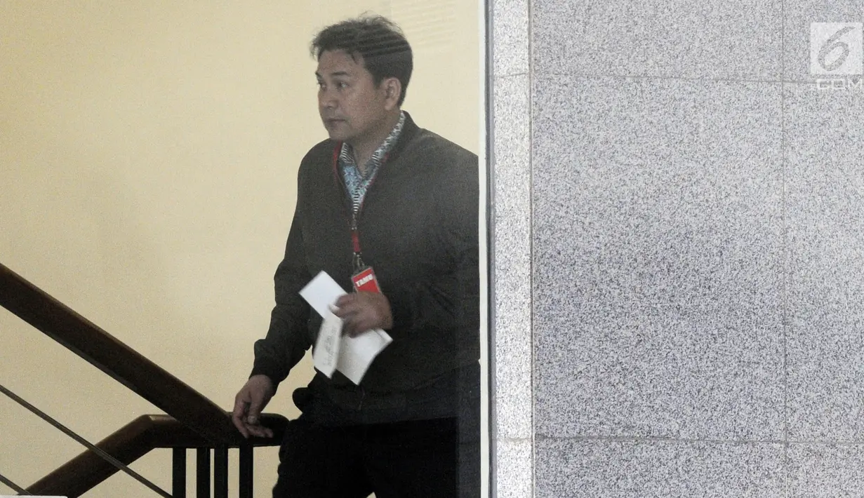 Anggota DPR RI Aziz Syamsuddin menaiki tangga menuju ruang pemeriksaan di gedung KPK, Jakarta, Selasa (28/8). Aziz diperiksa terkait dugaan suap dalam usulan dana perimbangan daerah dalam RAPBN-P tahun anggaran 2018. (Merdeka.com/Dwi Narwoko)