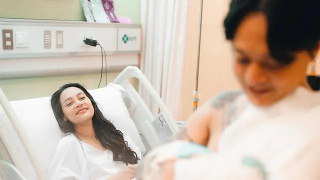 Deretan Potret DJ Bravy Setia Dampingi Erika Carlina Melahirkan, hingga Gendong Bayi
