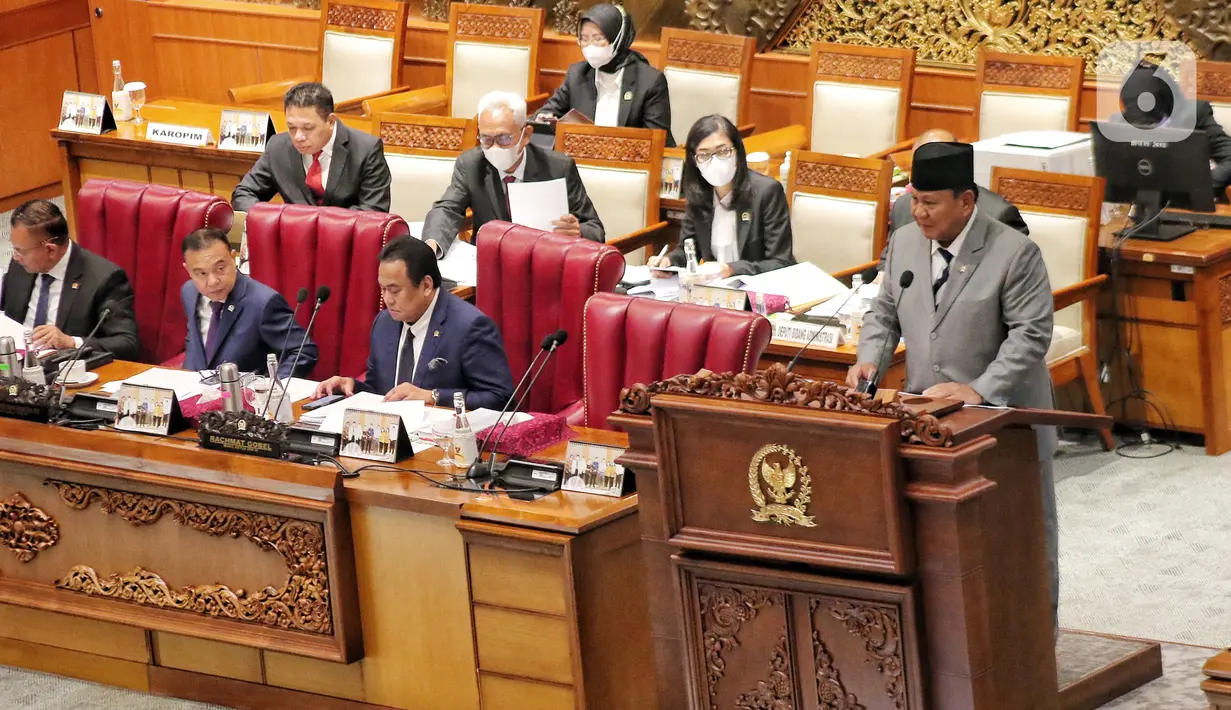 Menteri Pertahanan Prabowo Subianto (kanan) menyampaikan pandangan pemerintah saat rapat paripurna bersama DPR di Jakarta, Selasa (6/12/2022). DPR RI menyetujui Rancangan Undang-Undang (RUU) tentang Pengesahan Perjanjian Antara Pemerintah Republik Indonesia dan Pemerintah Republik Singapura tentang Ekstradisi Buronan menjadi Undang-Undang. (Liputan6.com/Angga Yuniar)