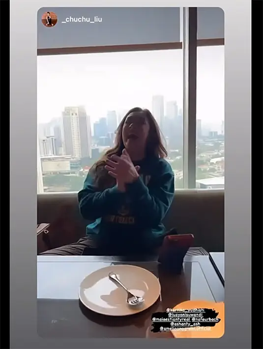 Potret bahagia Nafa Urbach saat namanya muncul sebagai yang mendapatkan arisan.  "Horee dapat arisan hahahha … luuvv uuu sugaa mamaaa," tulis Nafa Urbach sebagai keterangan dua foto yang dibagikan.  [Instagram/_chuchu_liu]
