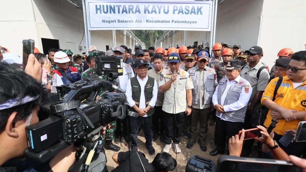 Mendagri Tito Karnavian saat meninjau pembangunan Hunian Sementara (Huntara)