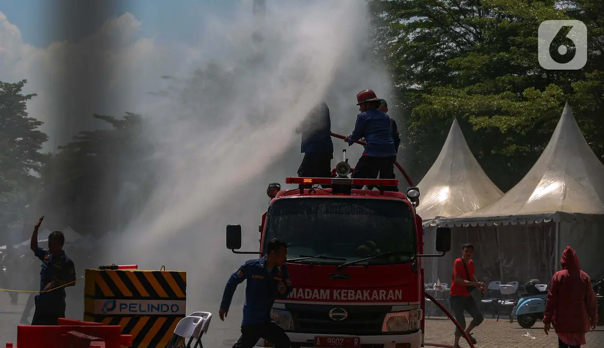 Pemudik pun memilih berteduh menghindari panasnya cuaca di Pelabuhan Ciwandan. (Liputan6.com/Angga Yuniar)