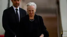 Ratu Denmark Margrethe II memberi penghormatan kepada peti mati Ratu Elizabeth II dalam upacara pemakaman di Westminster Hall, London, Minggu (18/9/2022). Ratu Denmark tersebut dinyatakan positif usai menghadiri upacara pemakaman Sang Ratu Inggris. (John Sibley/Pool via AP)