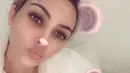 Sementara itu sebelumnya Kim Kardashian pun telah merilis foto wefie pertamanya bareng baby Chicago. Jadi menurut kamu, akankah Kylie Jenner mengungkapkan wajah anaknya dalam waktu dekat? (instagram/kimkardashian)