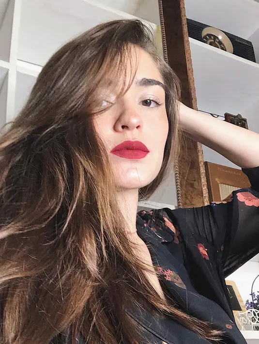 Selain berbusana, Yasmine juga pandai banget dalam merias wajahnya. Tak perlu memoles wajahnya dengan makeup tebal, dengan lipstick merah seperti ini saja Yasmine tetap memukau. (Instagram/yaswildblood)