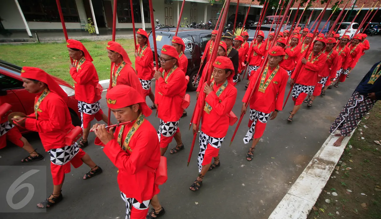 Sejumlah prajurit mengiringi upacara Tingalan Dalem PA X di Puro pakualaman, Yogyakarta, Selasa (26/4). Paku Alam X merayakan ulang tahun yang ke-55. (Boy Harjanto)