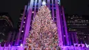 <p>Di atasnya, bintang Swarovski 3D yang dilapisi 30 juta kristal berkelap-kelip di malam hari saat acara spesial Natal hampir berakhir. (Diane Bondareff/AP Images for Tishman Speyer)</p>