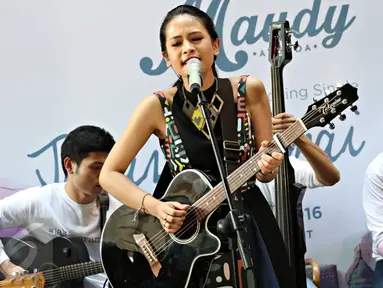 Aktris dan juga penyanyi Maudy Ayunda tampil saat merilis single terbarunya berjudul 'Jakarta Ramai’ di Jakarta, Jumat (8/1). Lagu tersebut terisnpirasi dari pengalaman Maudy yang harus menjalani proses magang di Jakarta. (Liputan6.com/Immanuel Antonius) 