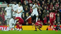 Tembok pertahanan Real Madrid melompat untuk memblokir tendangan bebas dari pemain Liverpool Trent Alexander-Arnold pada pertandingan sepak bola leg pertama babak 16 besar Liga Champions di Stadion Anfield, Liverpool, Inggris, 21 Februari 2023. Real Madrid mengalahkan Liverpool dengan skor 5-2. (AP Photo/Jon Super)