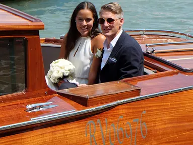Pemain Timnas Jerman dan Manchester United,Bastian Schweinsteiger menaiki perahu bersama kekasihnya petenis Serbia Ana Ivanovic menikah di Venice , Italia , (12/7). Bastian Schweinsteiger menikah dengan petenis cantik tersebut. (REUTERS / Stringer)