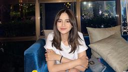 Makin cantik setelah memotong rambut, netizen sebut dan memastikan jika mantan Syifa bakal menyesal. Banyak yang mengira hubungannya denan Rizky Nazar langgeng sampai menikah, namun hubungannya berakhir setelah 5 tahun menjalin kasih. Menikmati kesendirian usai putus, Syifa pernah ungkap jika ia sedang tak mau dijodohkan oleh siapapun. (Liputan6.com/IG/@syifahadju)