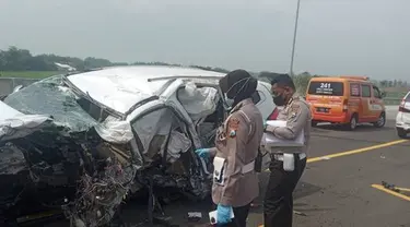 Polisi langsung gelar olah TKP di lokasi kecelakaan yang menewaskan selebritas Vanessa Angel hari Kamis (4/11). Terungkap kronologi kecelakaan yang membuat Vanessa terlempar keluar dari mobil.