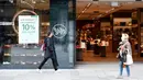 Sejumlah orang berjalan melewati toko yang dibuka kembali di jalan Graben di Wina, Austria, (14/4/2020). Beberapa toko dan bisnis di Austria mulai dibuka kembali sejak Selasa (14/4). (Xinhua/Guo Chen)
