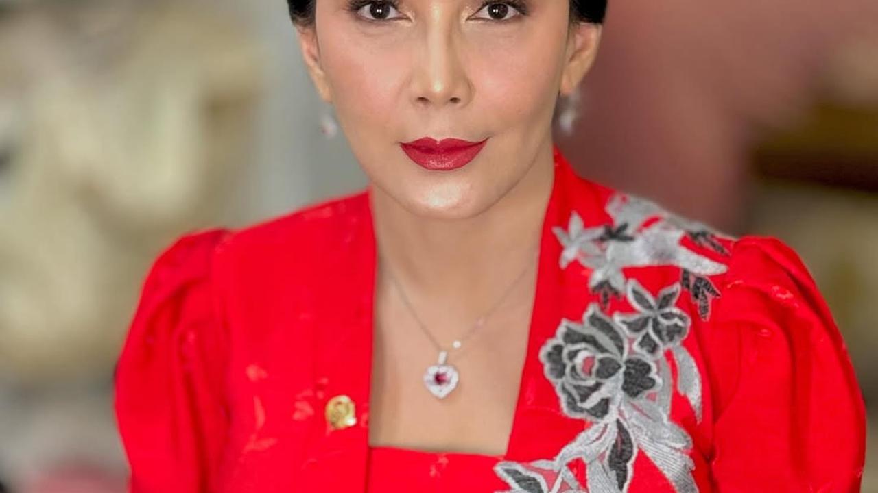 7 Potret Rieke Diah Pitaloka yang Masuki Umur 51 Tahun, Tetap Awet Muda - Masih Betah Sendiri