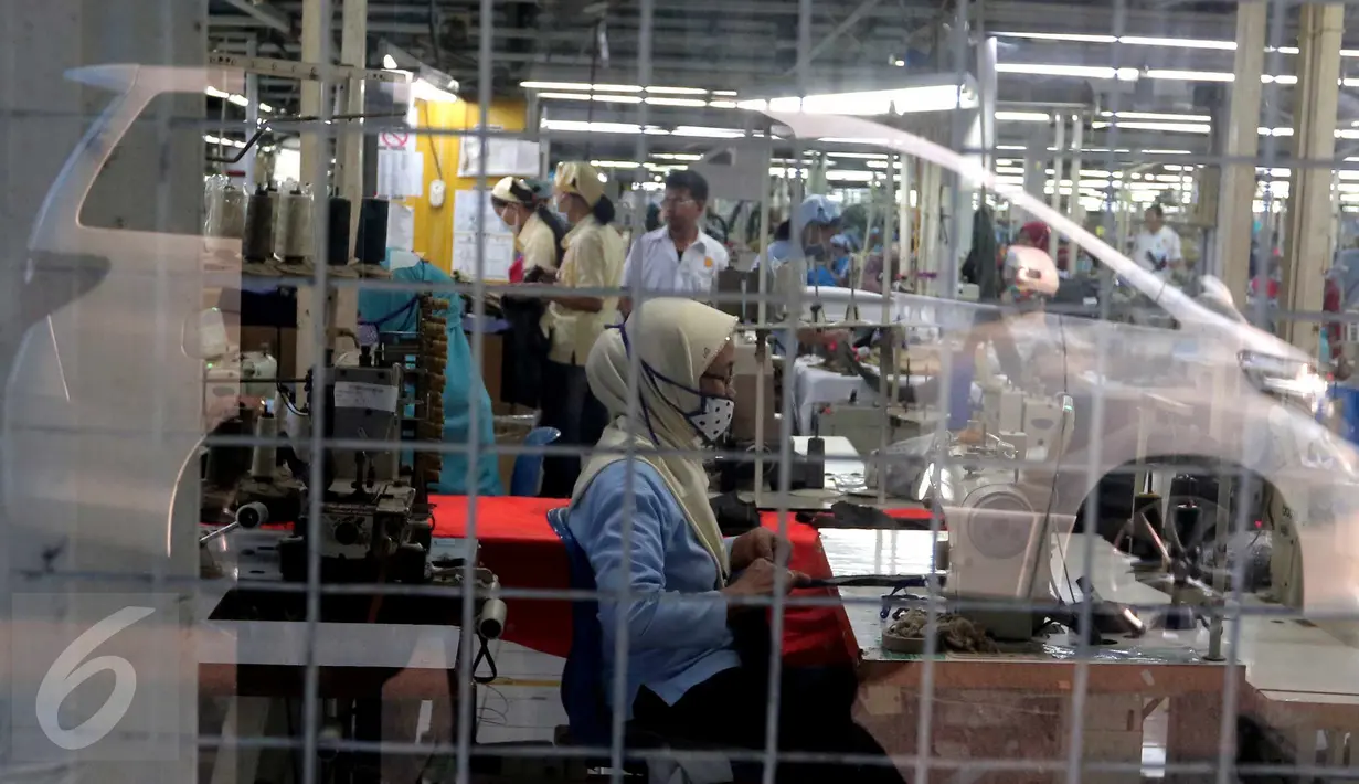 Pekerja mencoba memasangkan hasil produksi pada sebuah patung,Tangerang, Banten, Selasa (13/10/2015). Industri tekstil di dalam negeri terus menggeliat. Hal ini ditandai aliran investasi yang mencapai Rp 4 triliun (Liputan6.com/Angga Yuniar)