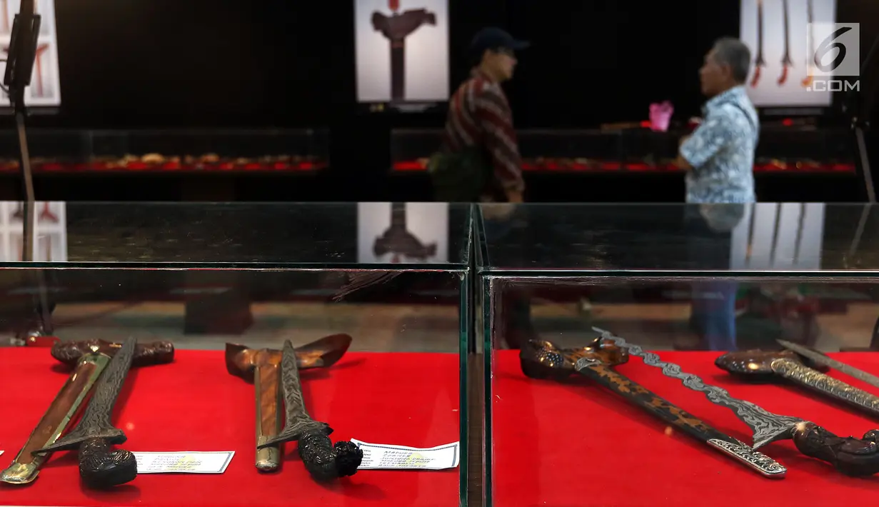 Deretan koleksi keris saat Pameran Keris Madura di Gedung Nusantara, Kompleks Parlemen Senayan, Jakarta, Kamis (21/3/2019). Perhelatan pameran ratusan keris itu untuk mengajak masyarakat mencintai seni dan budaya nusantara. (Liputan6.com/Johan Tallo)
