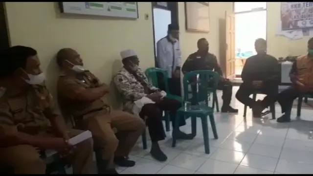 Para perwakilan tokoh masyarakat dan Forkopimda Kelurahan Sukamentri Garut Kota, Jawa Barat tengah melakukan koordinasi mengenai beredarnya faham radikalisme NII yang telah merekrut puluhan remaja di Garut.