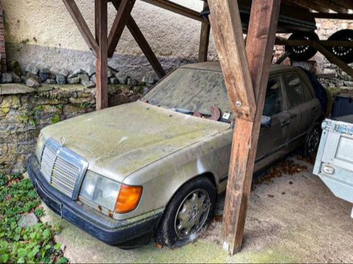 Sayang Banget! Deretan Mobil Mewah Ini Ditinggal Sampai Jadi Rongsokan