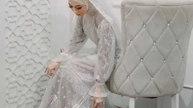 Adiba Khanza tampil memesona saat malam binai, ditemani ibunda dan para adik