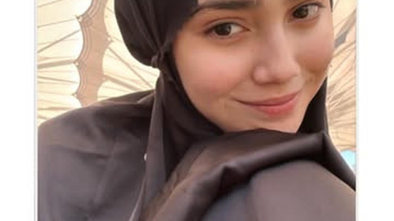 7 Potret Syifa Hadju Umrah Bersama Keluarga, Tampil Cantik Berhijab - Penuh Haru
