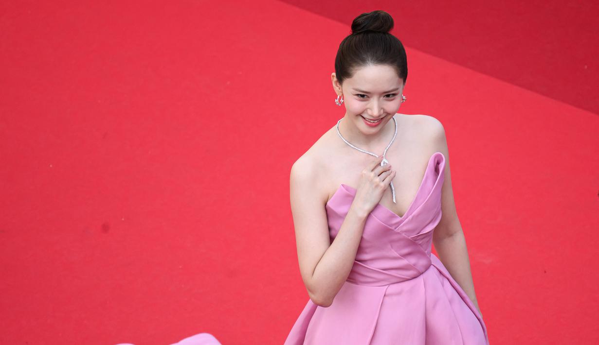 <p>Yoona membuat penggemar terpesona dalam balutan gaun strapless pink dari Monique Lhuillie dengan rok mengembang pada bagian pinggang. (Photo by Andreea Alexandru/Invision/AP)</p>
