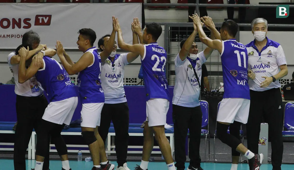 Para pemain Bogor LavAni bersama tim ofisial merayakan kemenangan atas Jakarta BNI 46 pada laga seri pertama final four PLN Mobile Proliga 2022 di Padepokan Bola Voli Sentul, Jumat (11/3/2022). Bogor LavAni menang 3-0 dengan skor 25-19, 25-13, 25-11. (Bola.com/M Iqbal Ichsan)