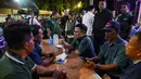 Calon Wakil Presiden Muhaimin Iskandar (ketiga kanan) bersama pendukungnya dalam kampanye pemilu pertamanya di Surabaya. (Juni Kriswanto/AFP)