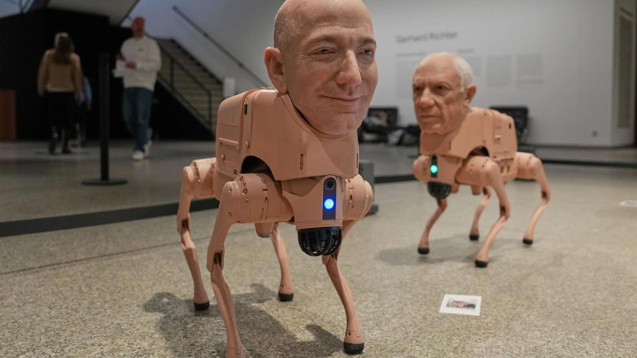 FOTO: Robot Anjing Berwajah Tokoh Dunia Hadirkan Kritik AI di Galeri Berlin