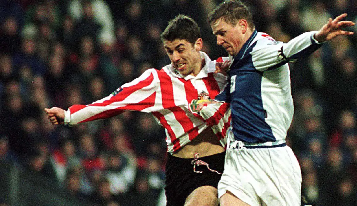 Pada Premier League musim berikutnya pada 1999/2000 kembali muncul top skor dari pemain di luar klub Big Six, yaitu Kevin Phillips yang membela klub yang baru promosi ke Premier League, Sunderland. Ia sukses memimpin sendirian di puncak top skor dengan torehan 30 gol, mengungguli para striker klub Big Six seperti Duo Manchester United, Dwight Yorke dan Andy Cole serta andalan Arsenal, Thierry Henry. (AFP/PA/Peter Wilcock)