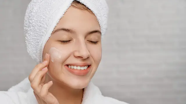 2. Gunakan Moisturizer sebagai Pelindung Kelembapan