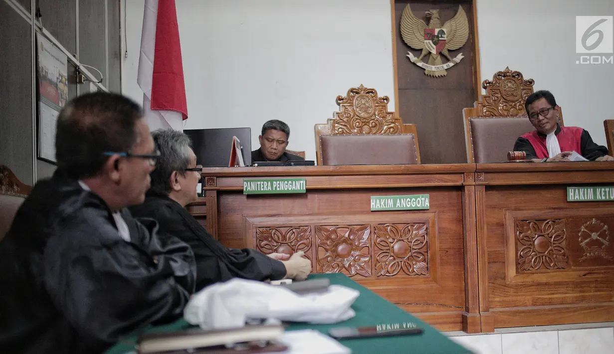 Hakim tunggal Agus Widodo (kanan) memimpin sidang lanjutan praperadilan yang diajukan mantan Ketua Umum PPP Romahurmuziy  di PN Jakarta Selatan, Jakarta, Selasa (14/5). Menurut Agus, ketetapan tersangka terhadap Romahurmuziy  sudah memenuhi alat bukti yang sah. (Liputan6.com/Faizal Fanani)