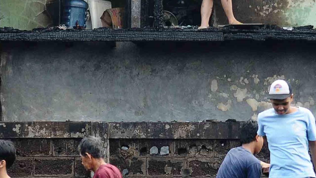 Kobaran api yang besar itu akhirnya baru bisa dilokalisir dan dikendalikan oleh petugas pemadam kebakaran sekitar pukul 08.00 WIB.