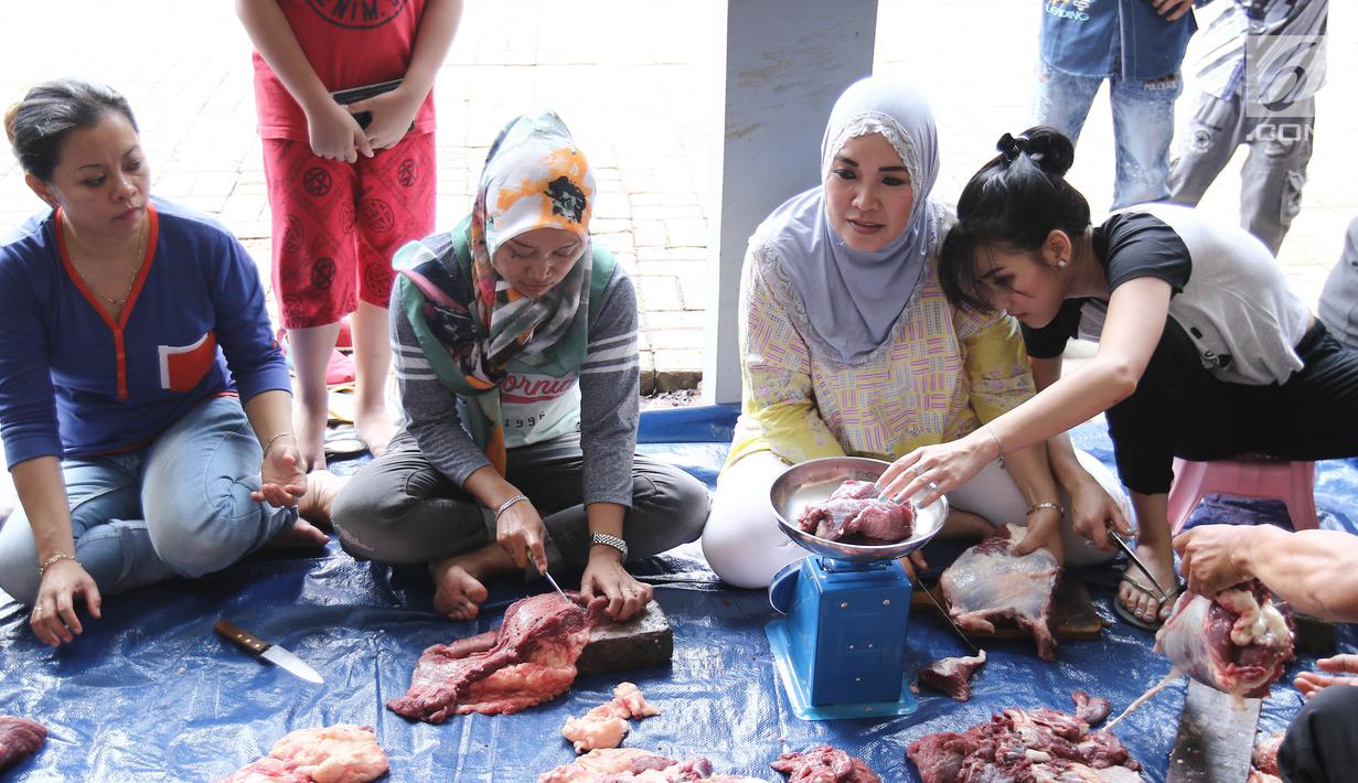 Photo Sibuk Ikut Potong Daging Begini Gaya Cuek Ayu Ting Ting
