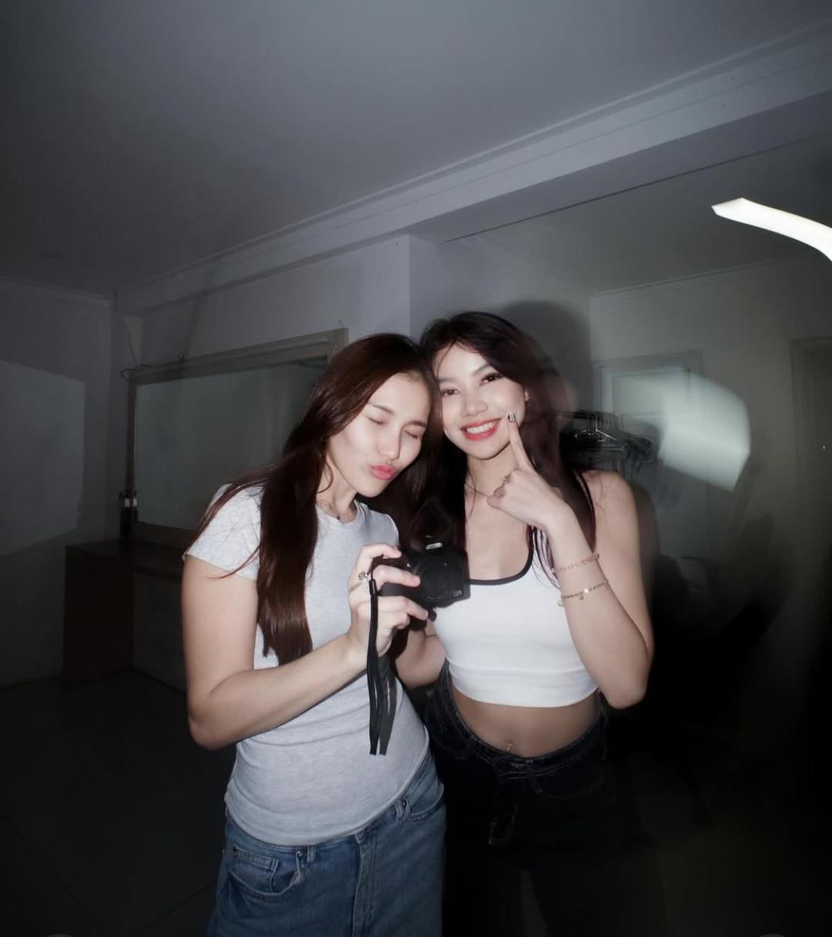 7 Potret Ayu Ting Ting dan Regina Phoenix Pamer Kedekatan, Netizen Soroti Kemiripan dengan Duo BLACKPINK