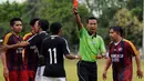 Salah satu pemain Paski-Man FC mendapat kartu merah dari wasit akibat melakukan tackling keras saat berlaga melawan Selebriti FC di turnamen Agum Gumelar Cup di Lapangan C Senayan, Jakarta (9/1/2015). (Liputan6.com/Helmi Fithriansyah)