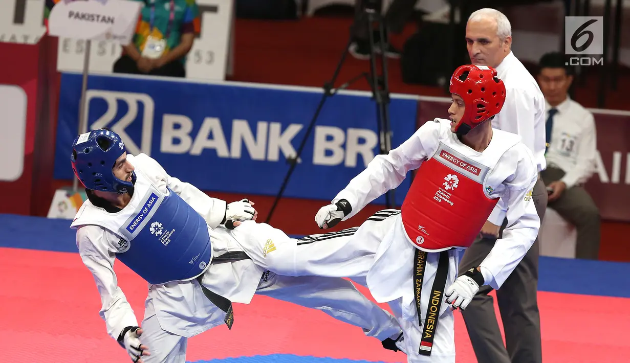 Taekwondo Indonesia, Ibrahim Zarman bertarung melawan taekwondo Pakistan, Haroon Khan di kelas putra under 63 kg di lapangan Taekwondo JCC, Senayan, Rabu (22/8). Ibrahim Zarman unggul dengan skor 25 -21 pada babak penyisihan. (Liputan6.com/Fery Pradolo)