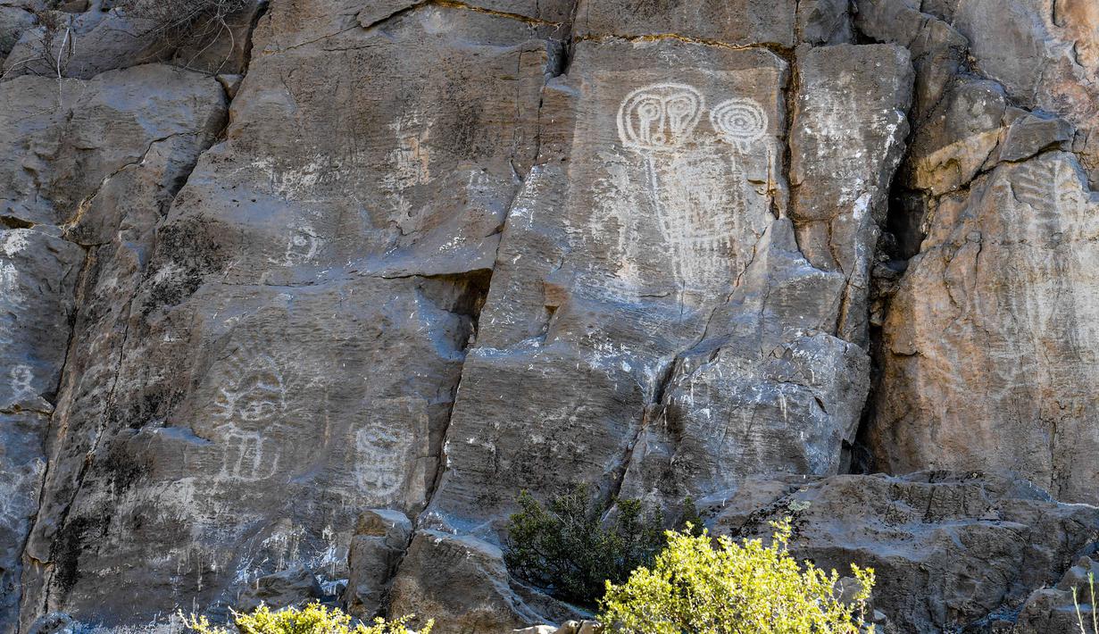 FOTO Meneliti Lukisan Batu di Gunung Zhuozi Page 1 Global