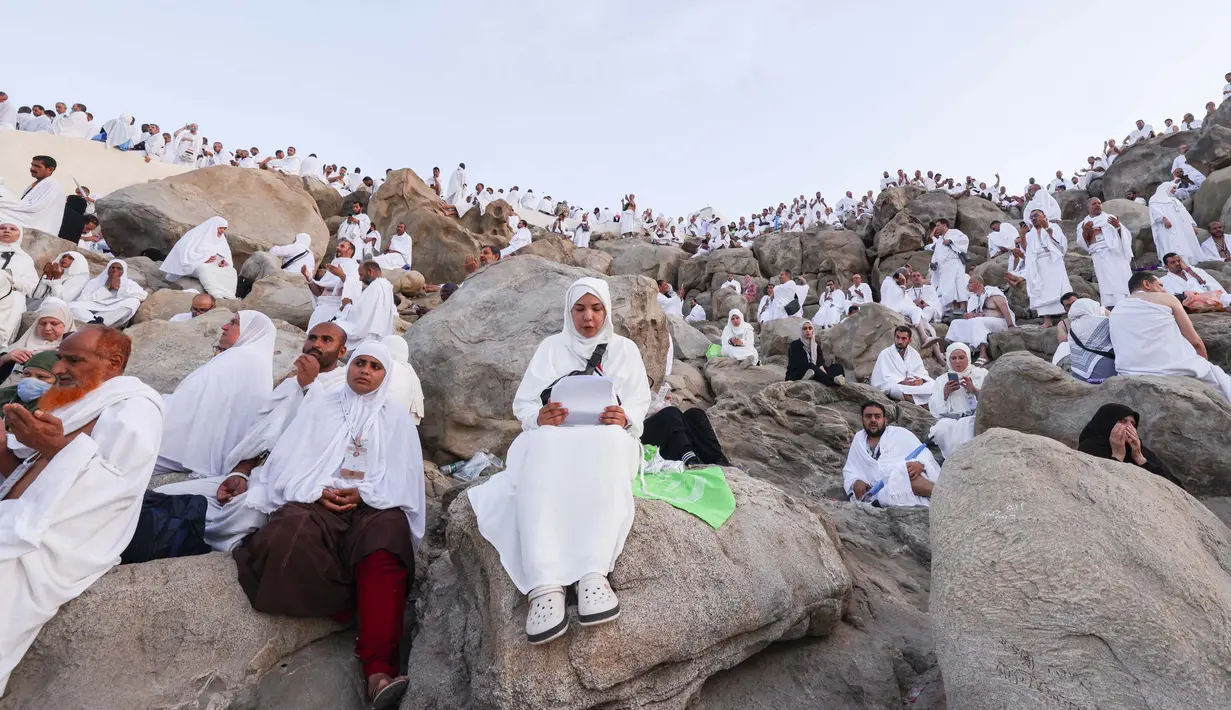 Jemaah haji berdoa saat fajar di Gunung Arafah, Arab Saudi, yang juga dikenal sebagai Jabal al-Rahma, selama puncak ibadah haji pada 5 Juni 2025. (HAZEM BADER/AFP)