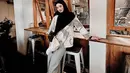 Inara Rusli tampil kekinian dengan padukan hijab hitam, rok denim panjang dan long sleeve bermotif. Sentuhan sneakers bikin Inara terlihat lebih swag [@mommy_starla]