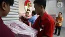 Petugas mengangkut uang dari tumpukan sebesar Rp 300 miliar yang dipamerkan di gedung Merah Putih Komisi Pemberantasan Korupsi (KPK), Jakarta, Kamis (20/11/2025). (Liputan6.com/Helmi Fithriansyah)