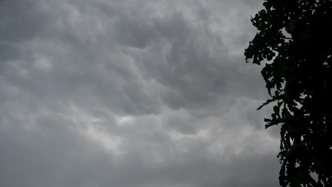 Awan tebal menjelang hujan lebat disertai angin kencang atau cuaca ekstrem. (Foto: Liputan6.com/Muhamad Ridlo)