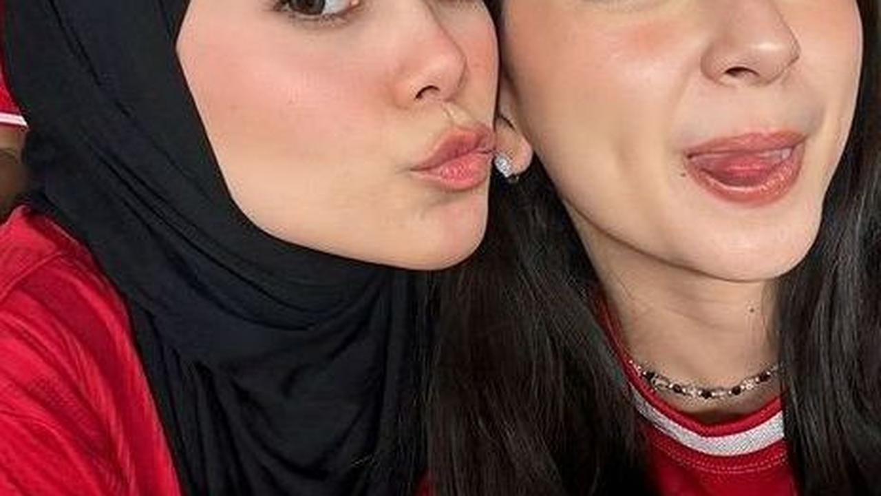 Lesti Kejora juga hadir di Stadion GBK. Dalam foto, dia terlihat menonton bersama sahabatnya, Valerie Tifanka.<br>
