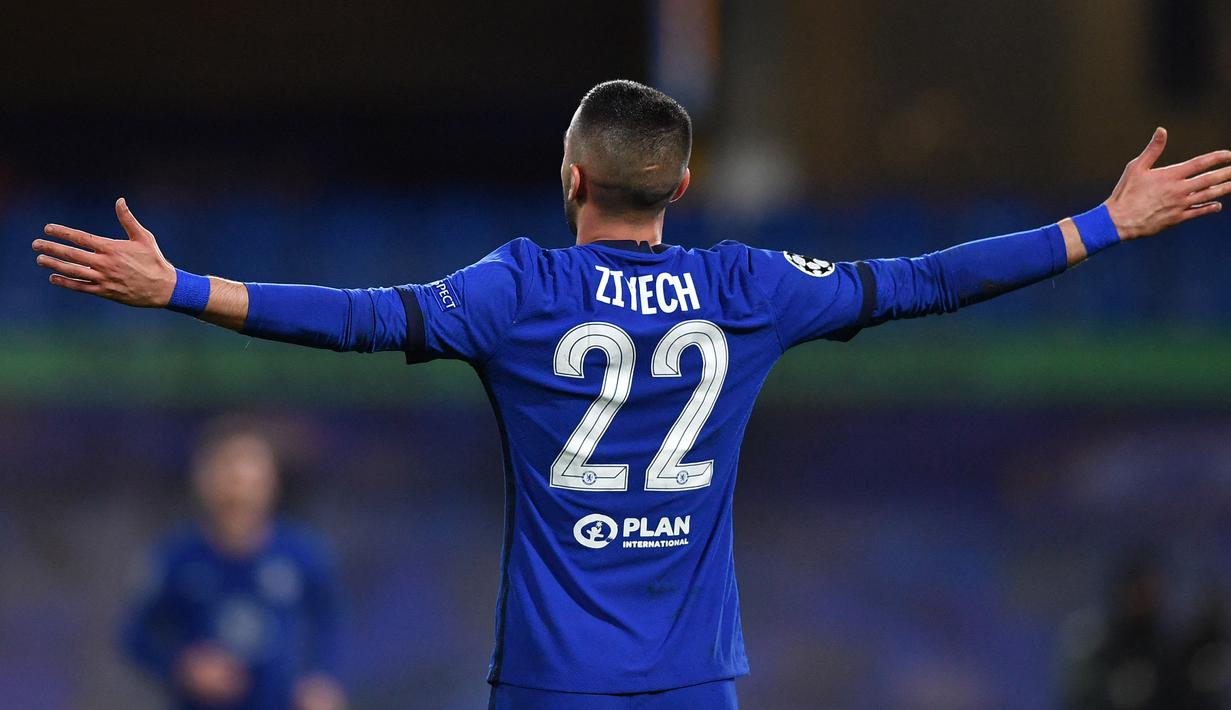 Gelandang Chelsea, Hakim Ziyech melakukan selebrasi usai mencetak gol pertama timnya ke gawang Atletico madrid dalam laga leg kedua babak 16 besar Liga Champions 2020/2021 di Stamford Bridges, London, Rabu (17/3/2021). Chelsea menang 2-0 atas Atletico Madrid. (AFP/Ben Stansall)
